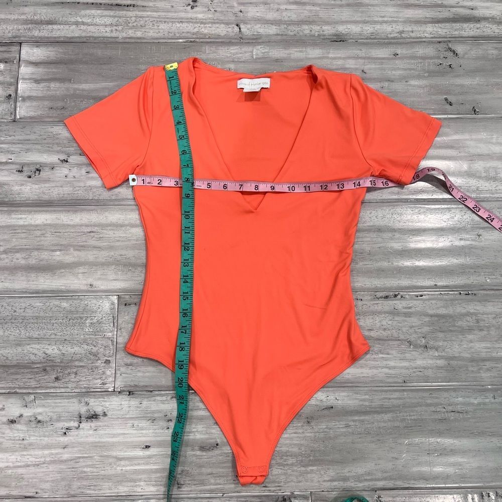 Revolve House Of Harlowe 1960 Orange Coral V Neck Plunge Short Sleeve Bodysuit - Picture 9 of 9